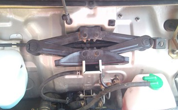 車在囧途,又遇機(jī)械千斤頂腐朽,幸虧民警及時協(xié)助